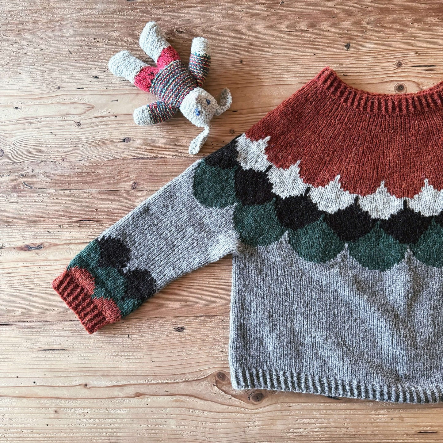 KNIT BOOK2nd_01 SCALLOP YOKE糸セットManchelopiバージョン糸セット(6玉)