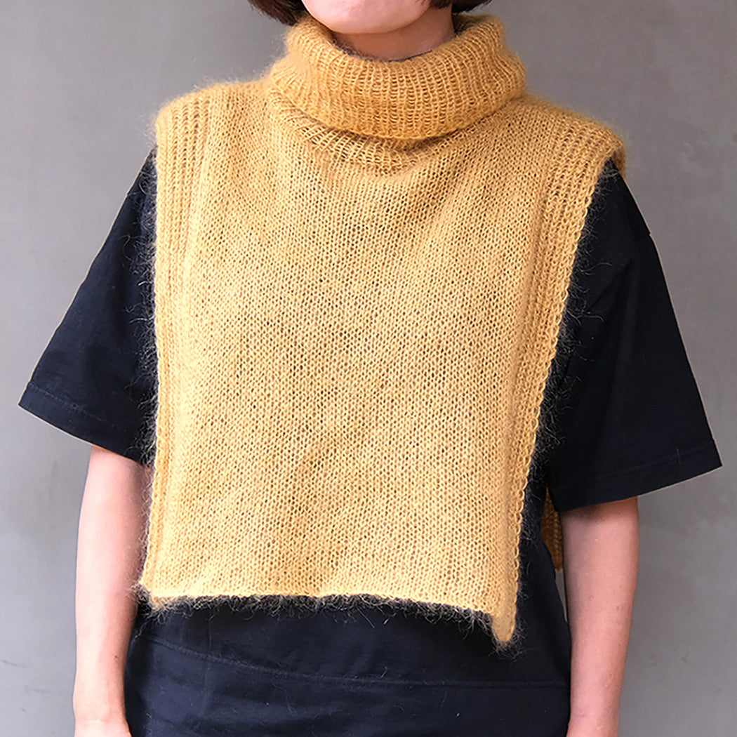 ［ダウンロード商品］大きなタートルネックの サイドオープンベスト